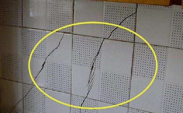 墙砖开裂是怎么回事(墙砖开裂是怎么回事儿)