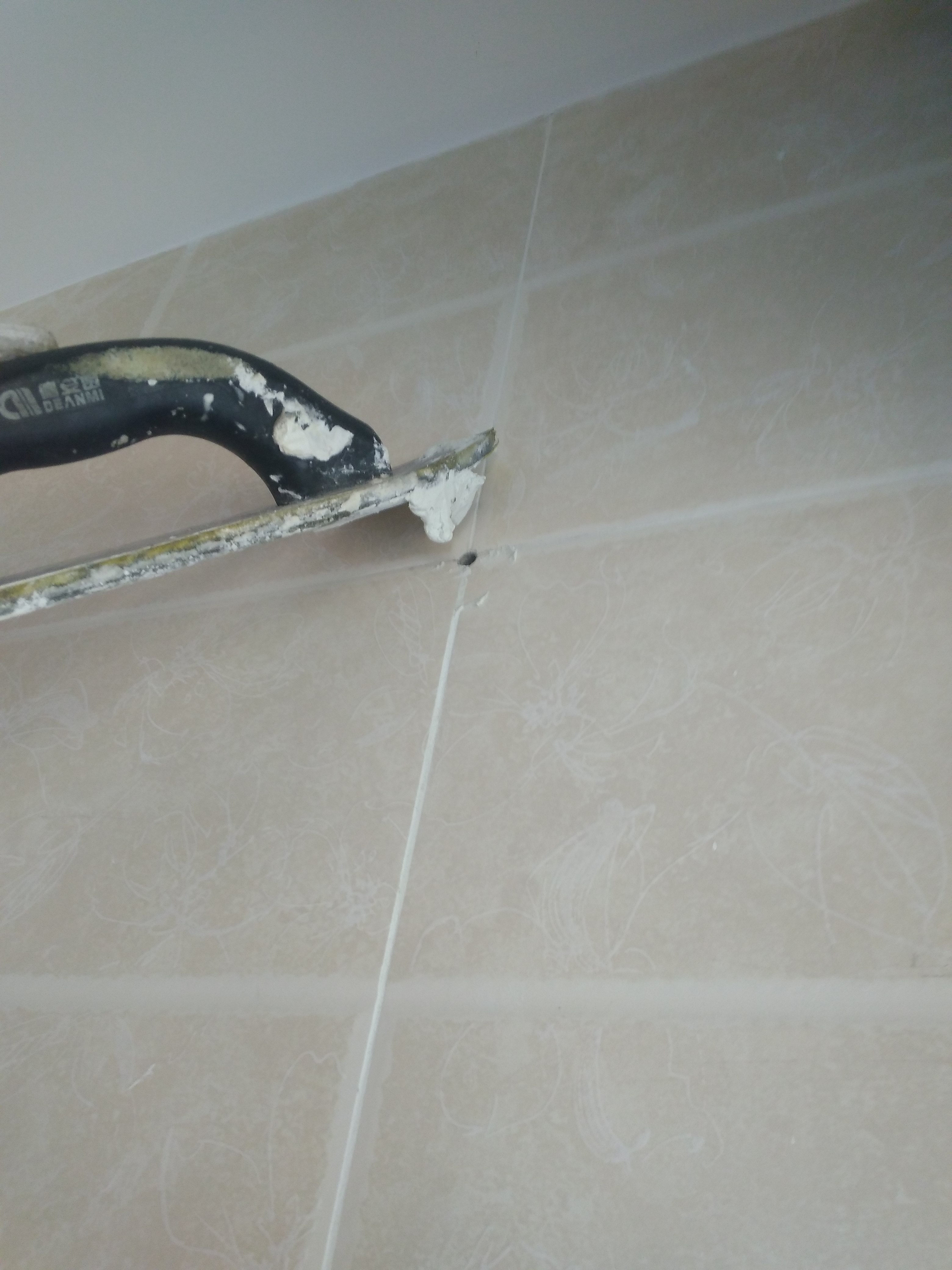 墙砖上打孔会不会把墙砖打破了(墙砖上打孔会不会把墙砖打破了呀)