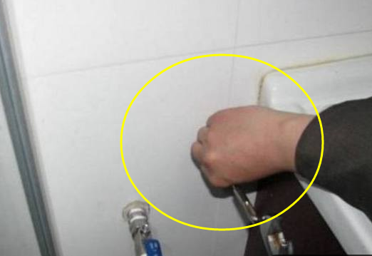 瓷砖墙面打孔(瓷砖墙面打孔会破坏瓷砖吗)